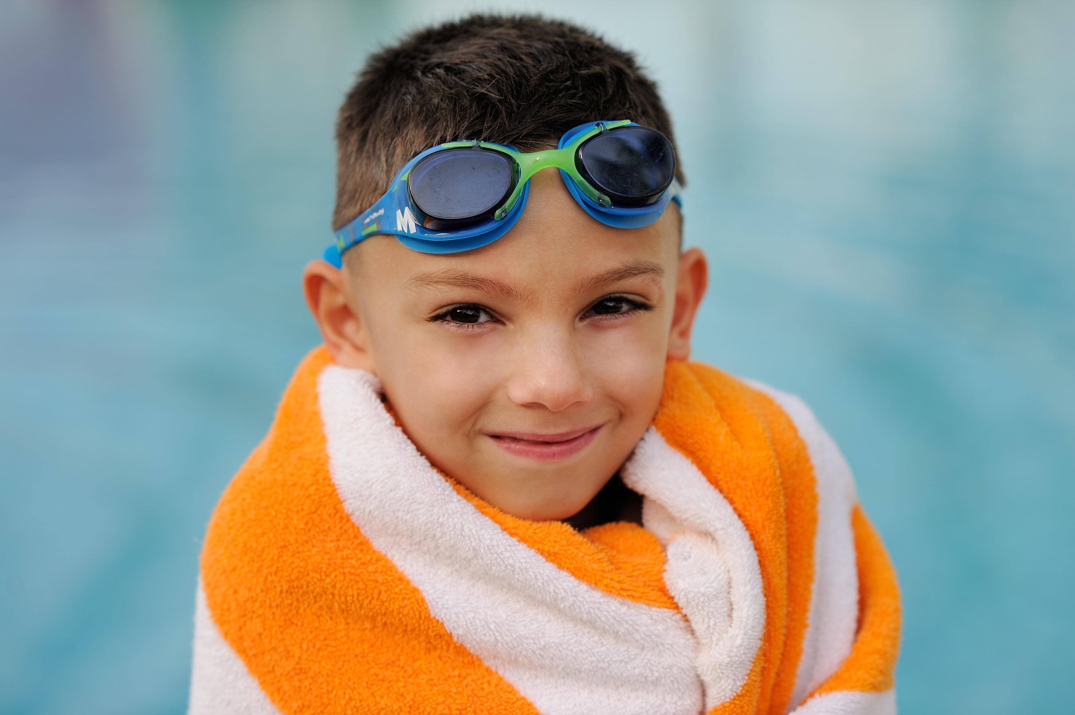 Moevenpick Hotel & Resort Al Bida'A Salmiya Exterior photo A child wearing swim goggles