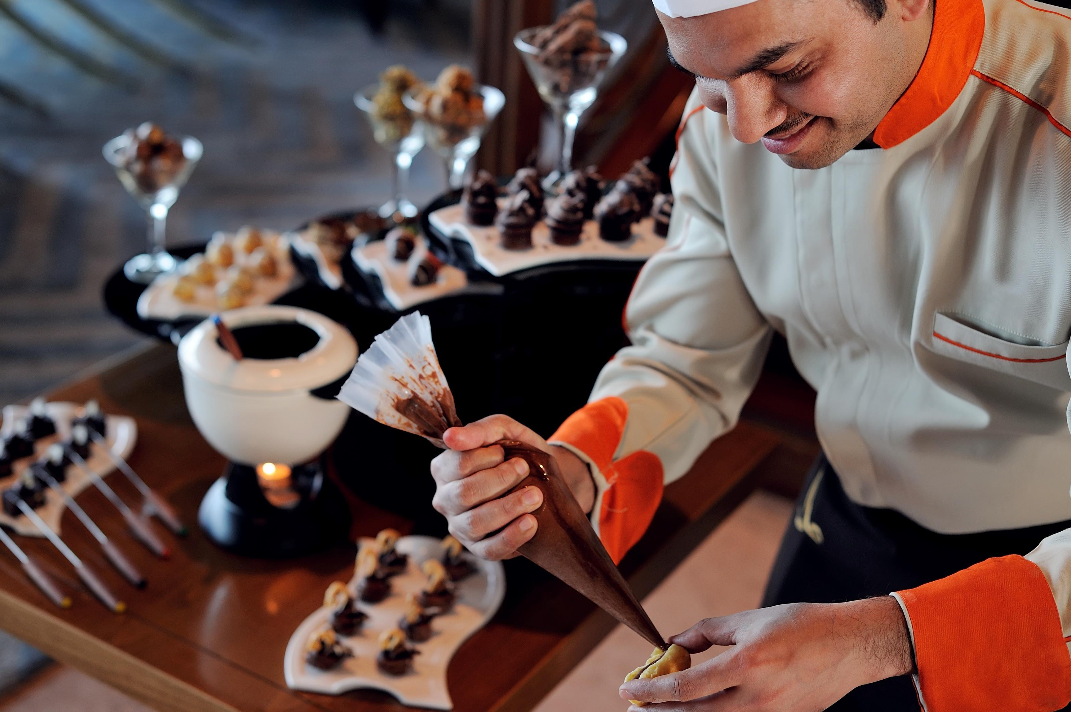 Moevenpick Hotel & Resort Al Bida'A Salmiya Exterior photo A pastry chef at work