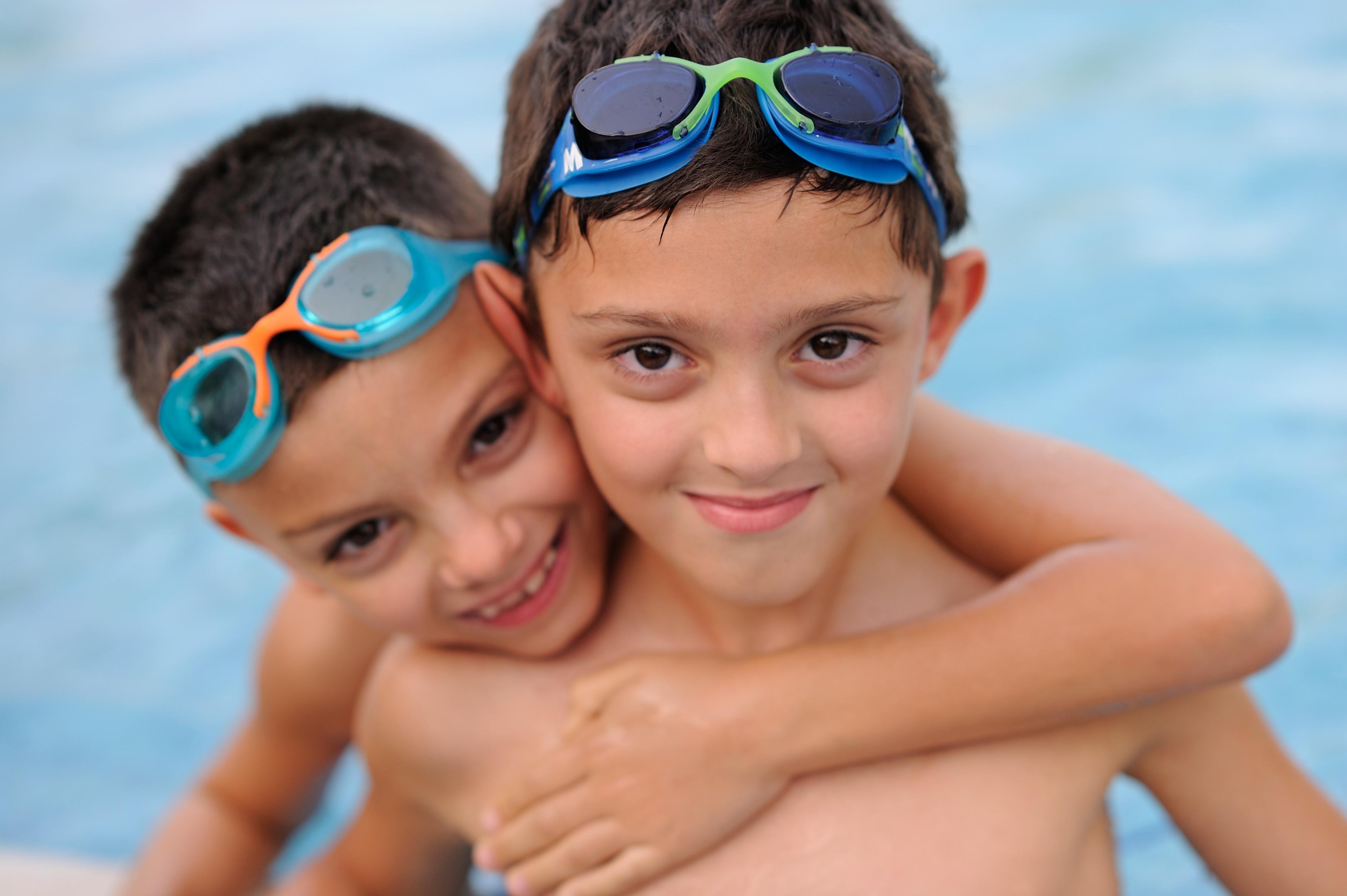 Moevenpick Hotel & Resort Al Bida'A Salmiya Exterior photo Two boys wearing swim goggles