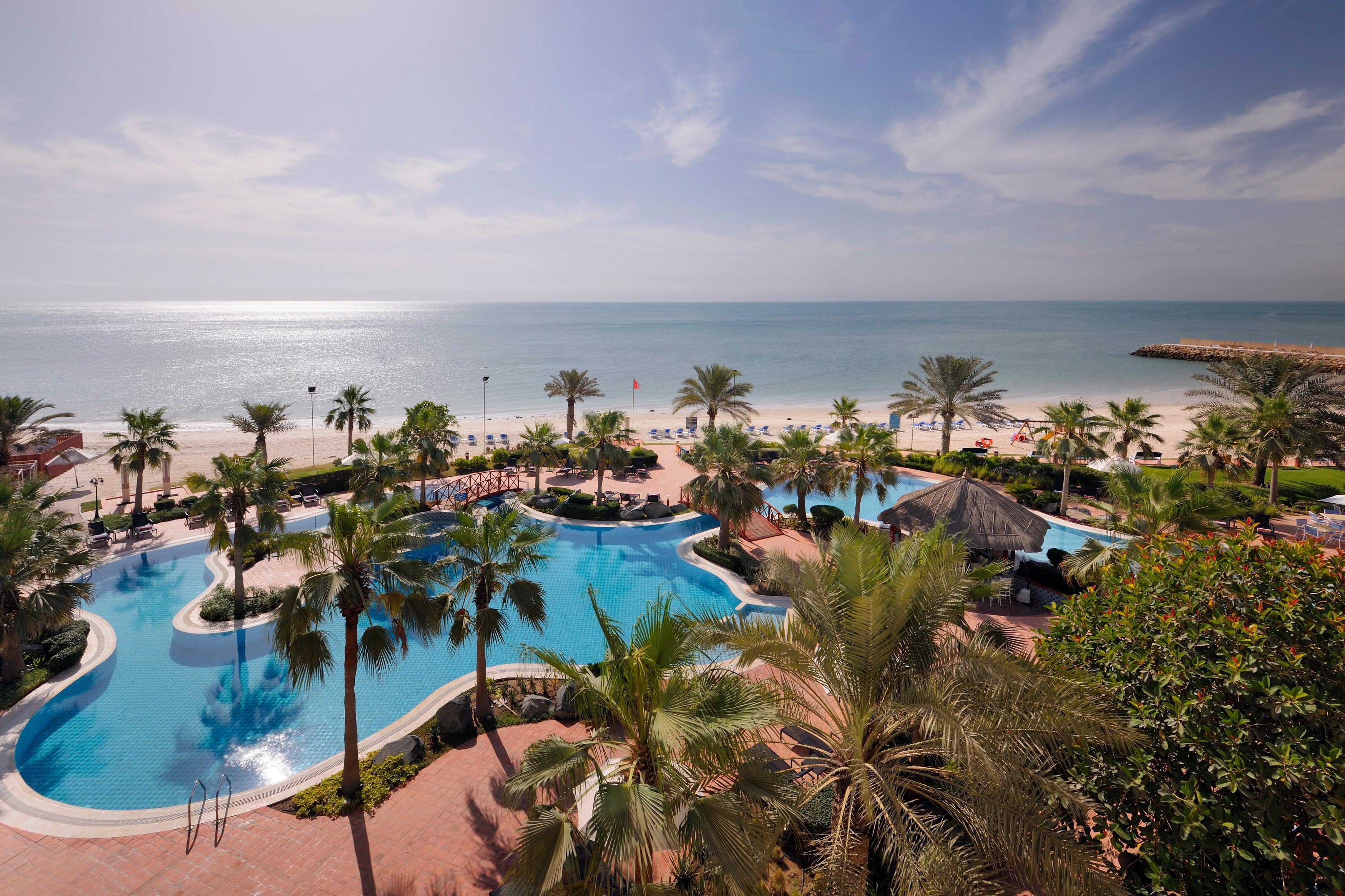 Moevenpick Hotel & Resort Al Bida'A Salmiya Exterior photo The beach at the Jumeirah Beach Hotel