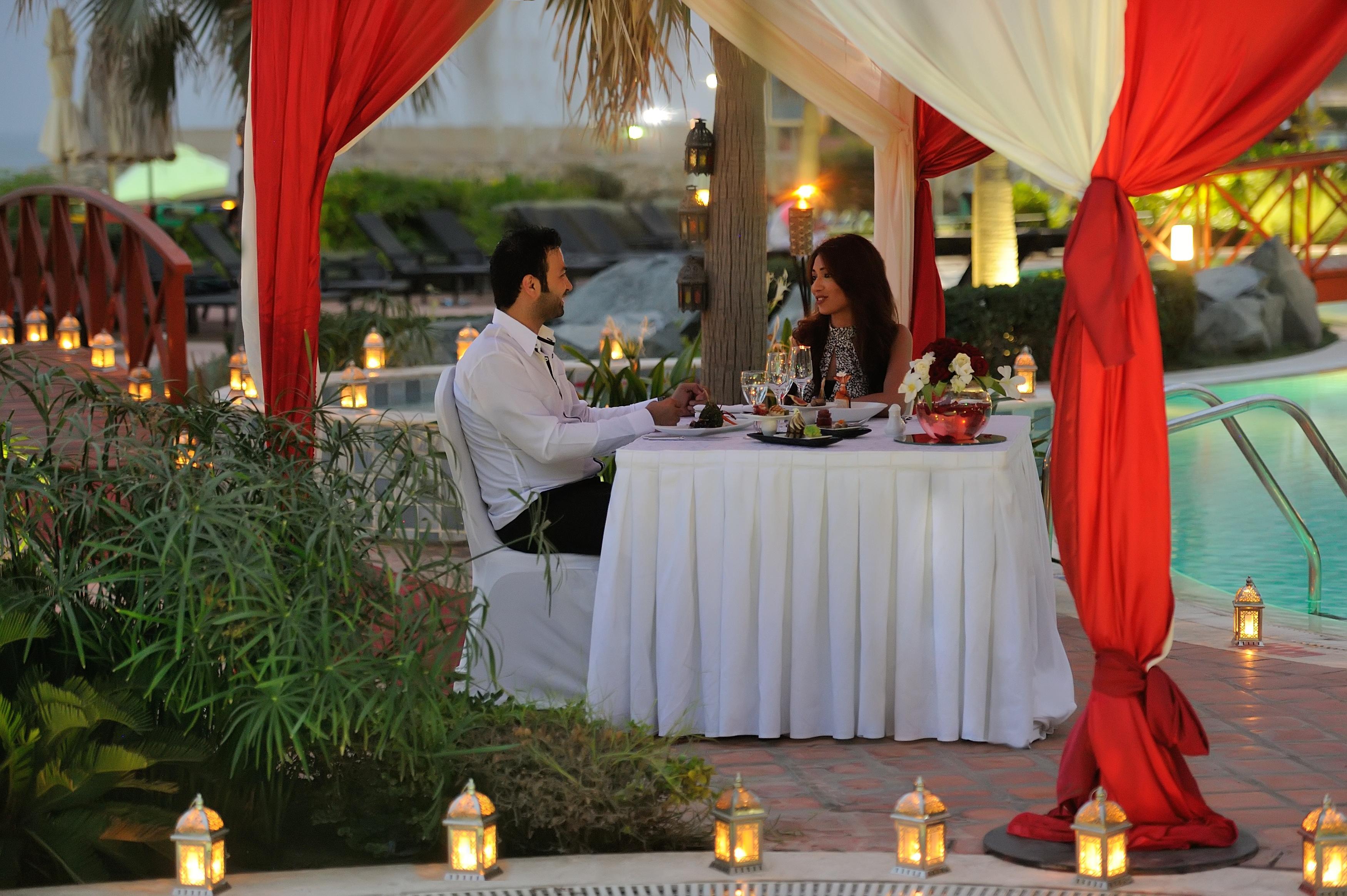 Moevenpick Hotel & Resort Al Bida'A Salmiya Exterior photo A couple dining at the resort
