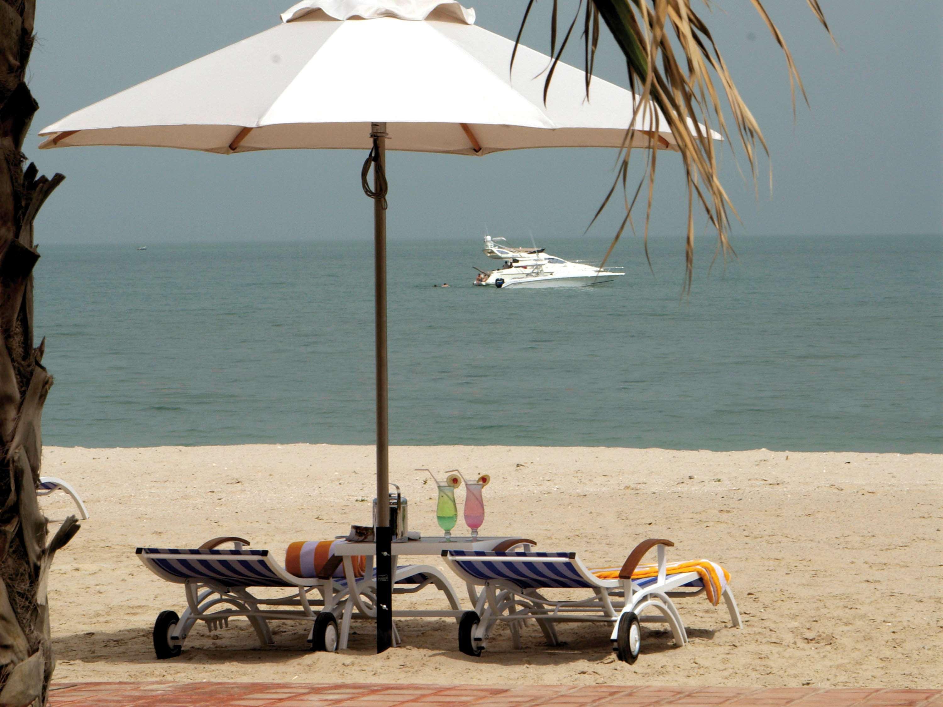 Moevenpick Hotel & Resort Al Bida'A Salmiya Exterior photo Beach at the Palm Beach Hotel