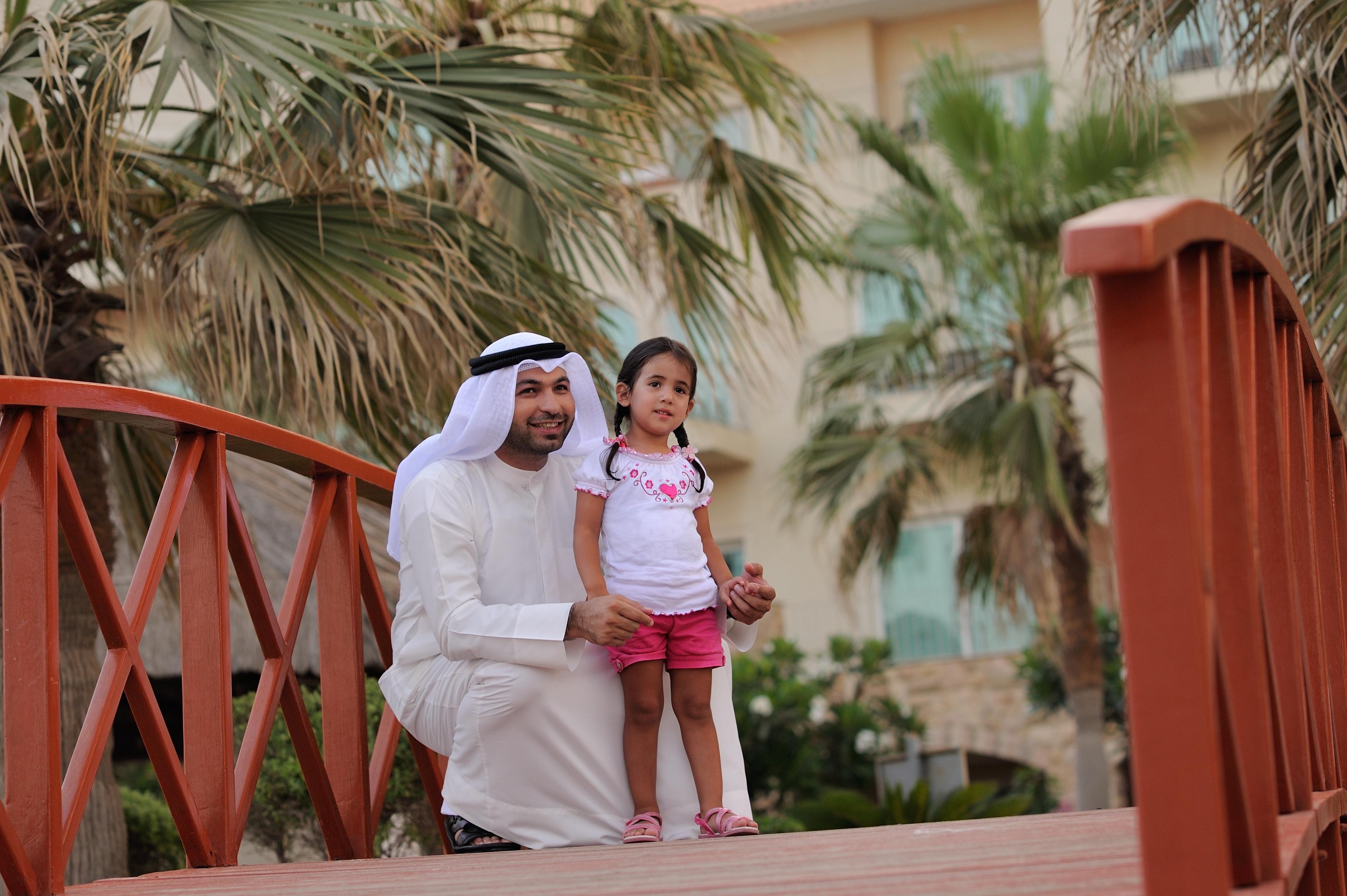 Moevenpick Hotel & Resort Al Bida'A Salmiya Exterior photo A father and daughter in Al-Shaqra, Saudi Arabia