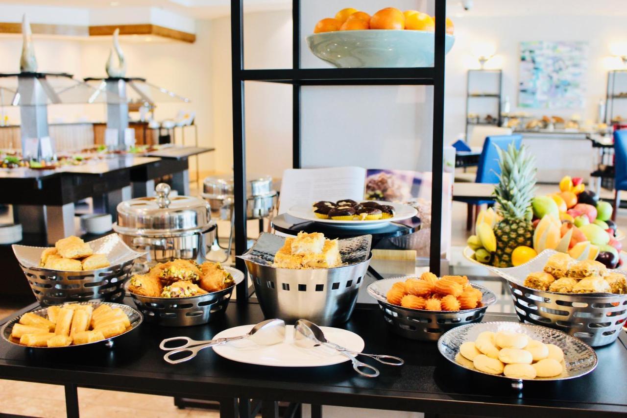 Moevenpick Hotel & Resort Al Bida'A Salmiya Exterior photo A buffet at a hotel